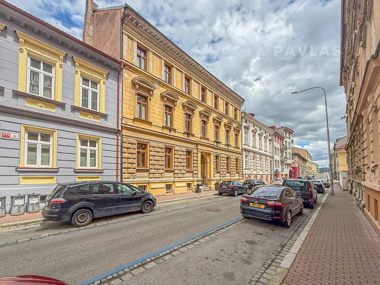 Prostorný byt 3+1 v Riegrově ulici s vysokými stropy a zahradou s potenciálem parkování.